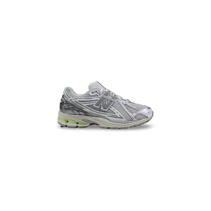 Profil droit : New Balance 1906R homme gris silver et fluo — profil droit, construction multi-couches synthétique miroir, accents chartreuse arrière et semelle