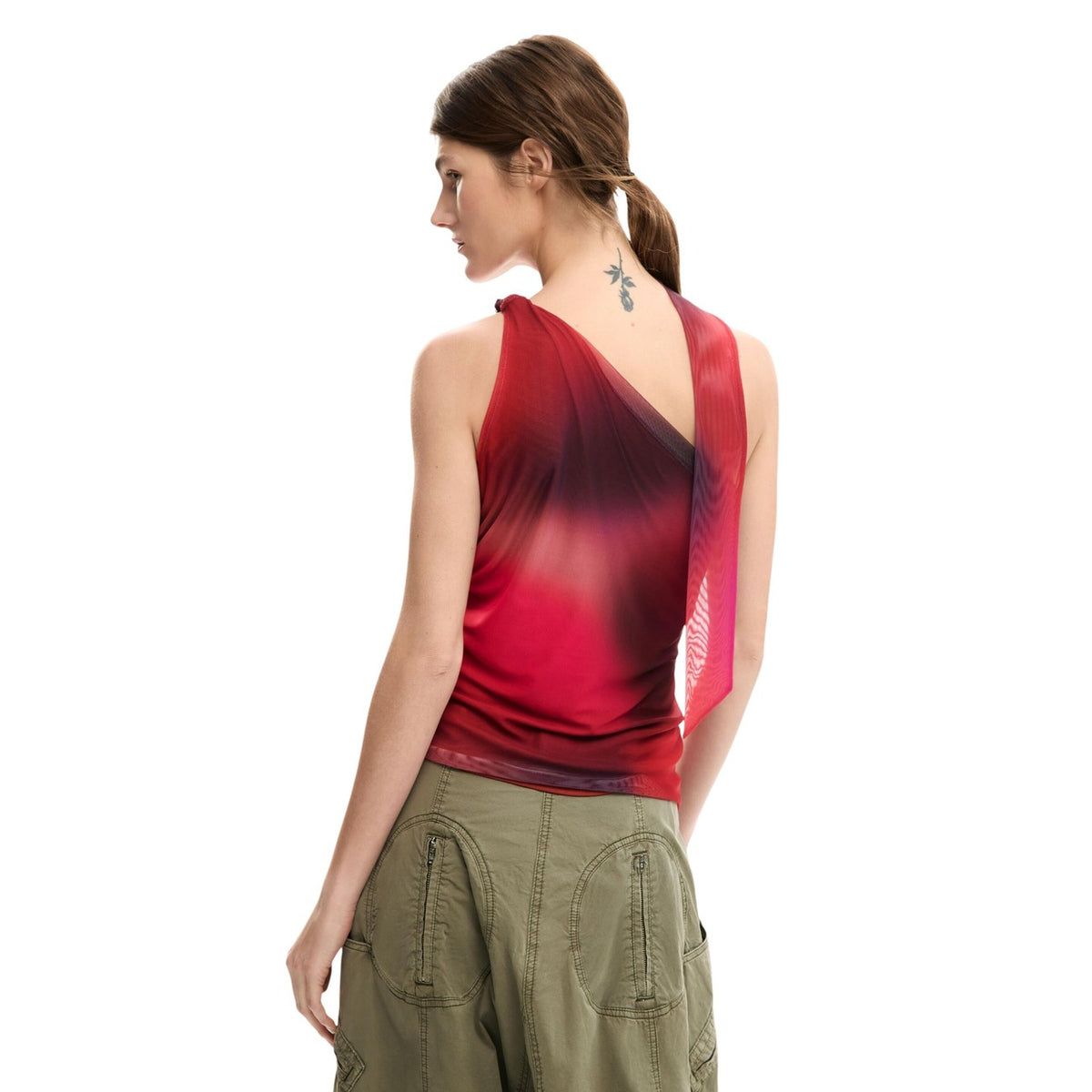Image 3 : Vue d'ensemble du top rouge Desigual femme design moderne — delvale
