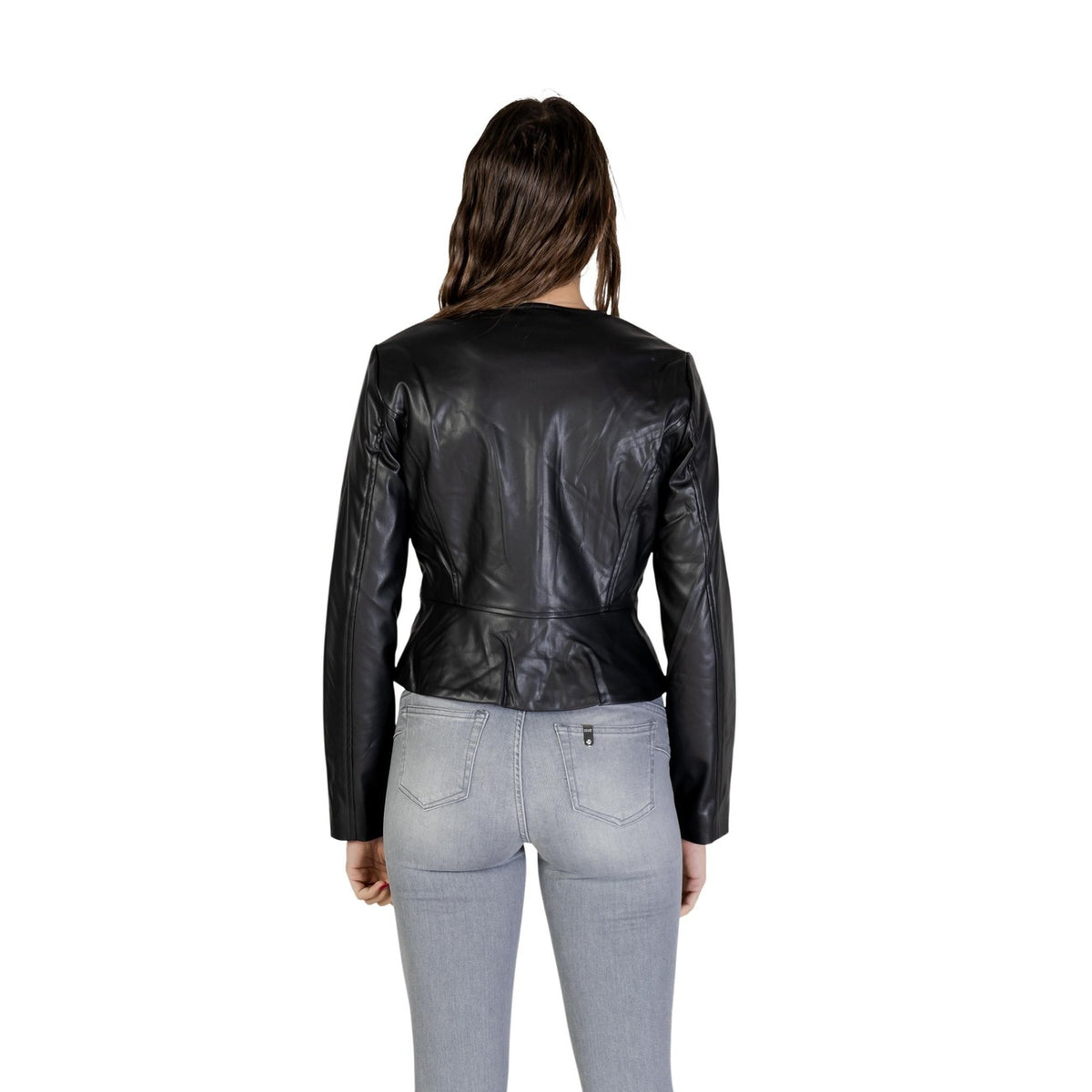 Image 2 : Détail de la veste noire Jacqueline De Yong, coupe moderne et élégante — delvale