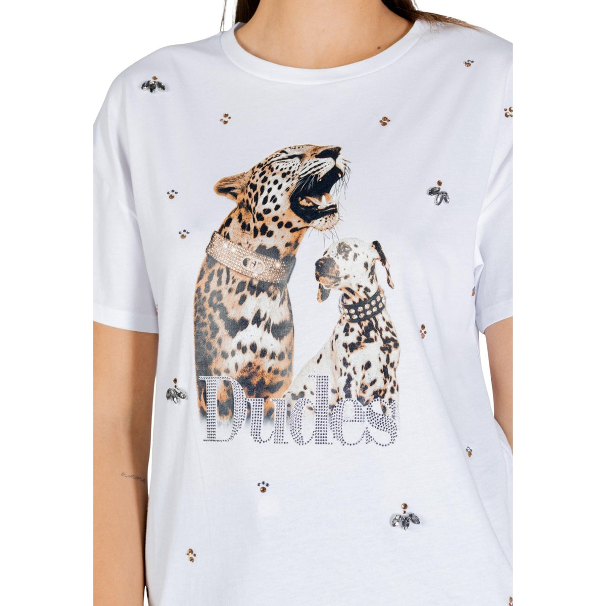 Image 3 : Détail du t-shirt Liu Jo femme blanc avec impression léopard rugissant et dalmatien, inscription Dudes en strass et ornements dorés sur fond blanc — Delvale