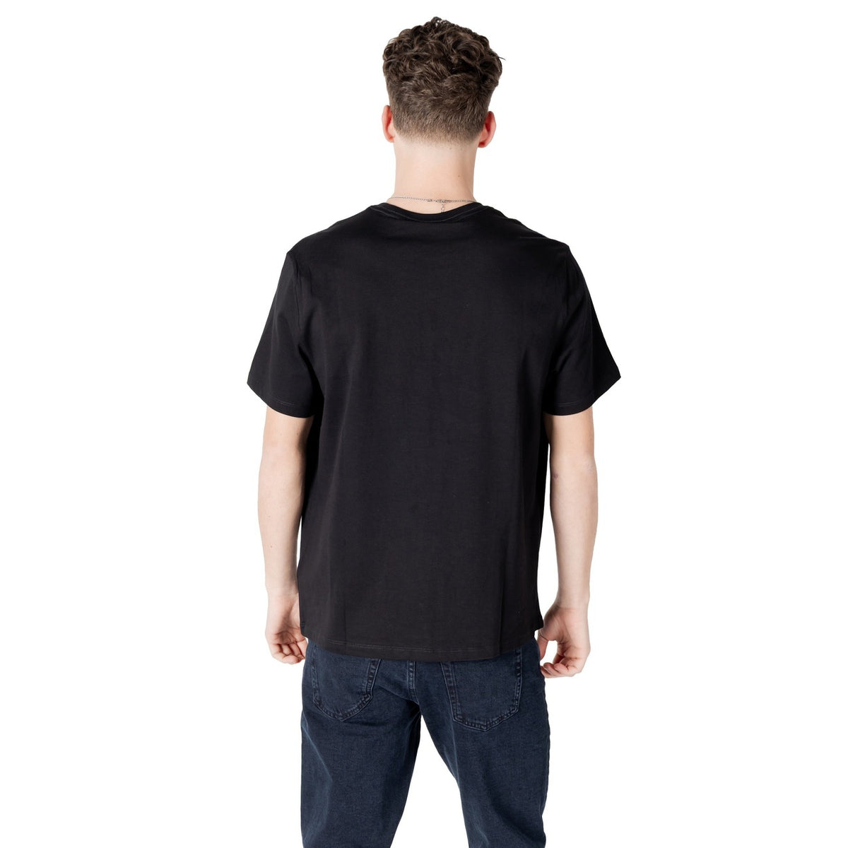 Image 2 : Détail logo Calvin Klein Jeans sur t-shirt homme noir manches courtes — Delvale