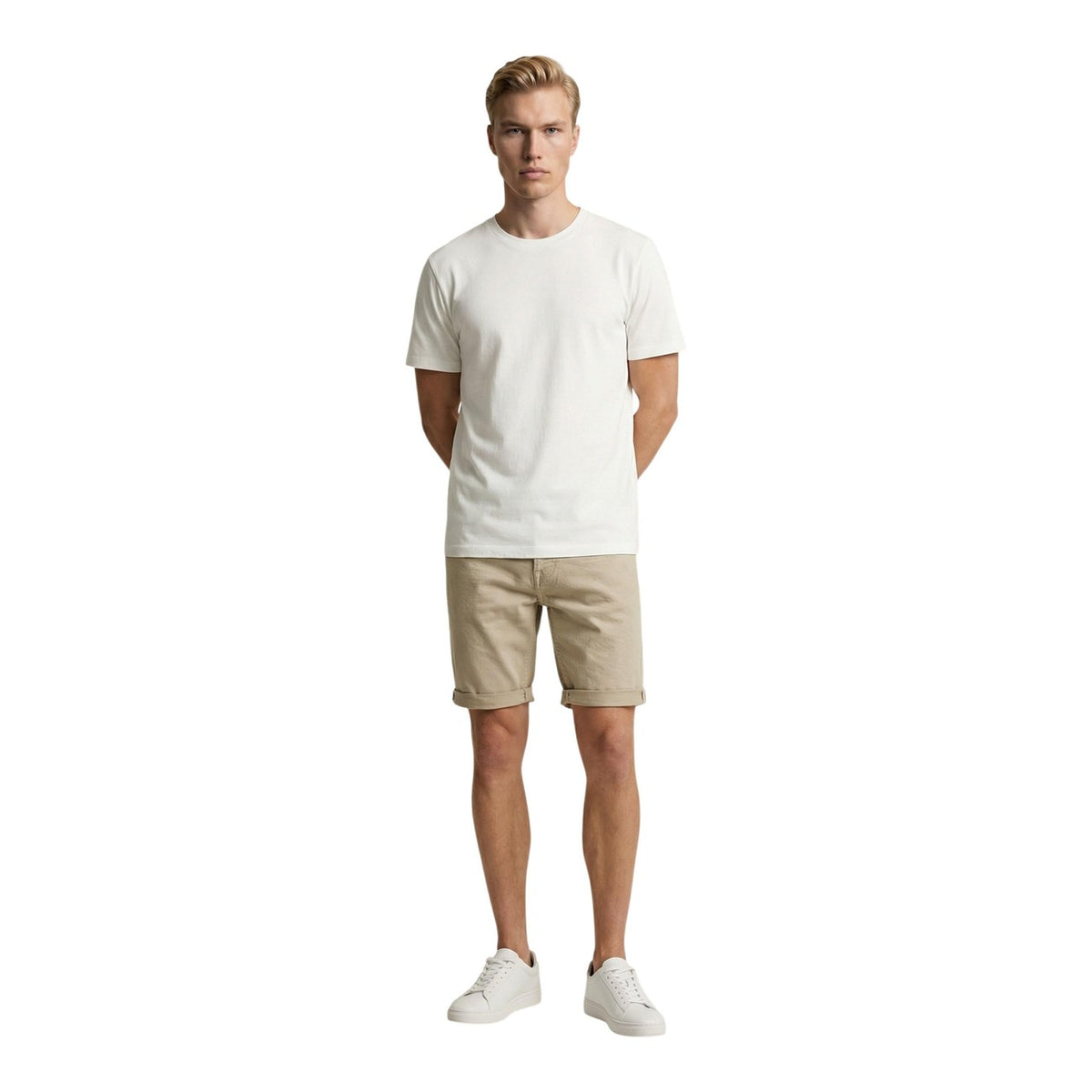Image 3 : Bermuda Replay homme beige porté, vue d'ensemble du style décontracté — Delvale