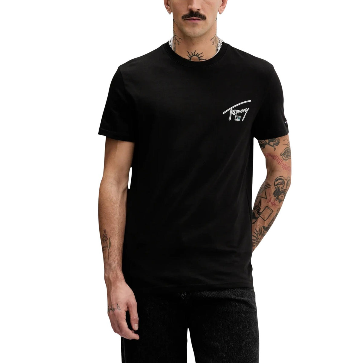 Image 6 : T-shirt Tommy Hilfiger Jeans marron homme porté, look complet — Delvale