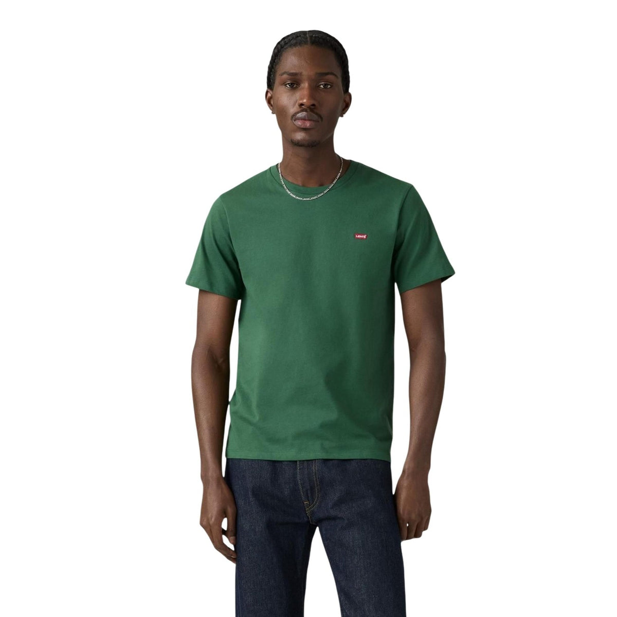 Image 1 : Homme portant un t-shirt Levi's® vert à col rond avec petit logo brodé rouge sur la poitrine, associé à un jean brut — Delvale