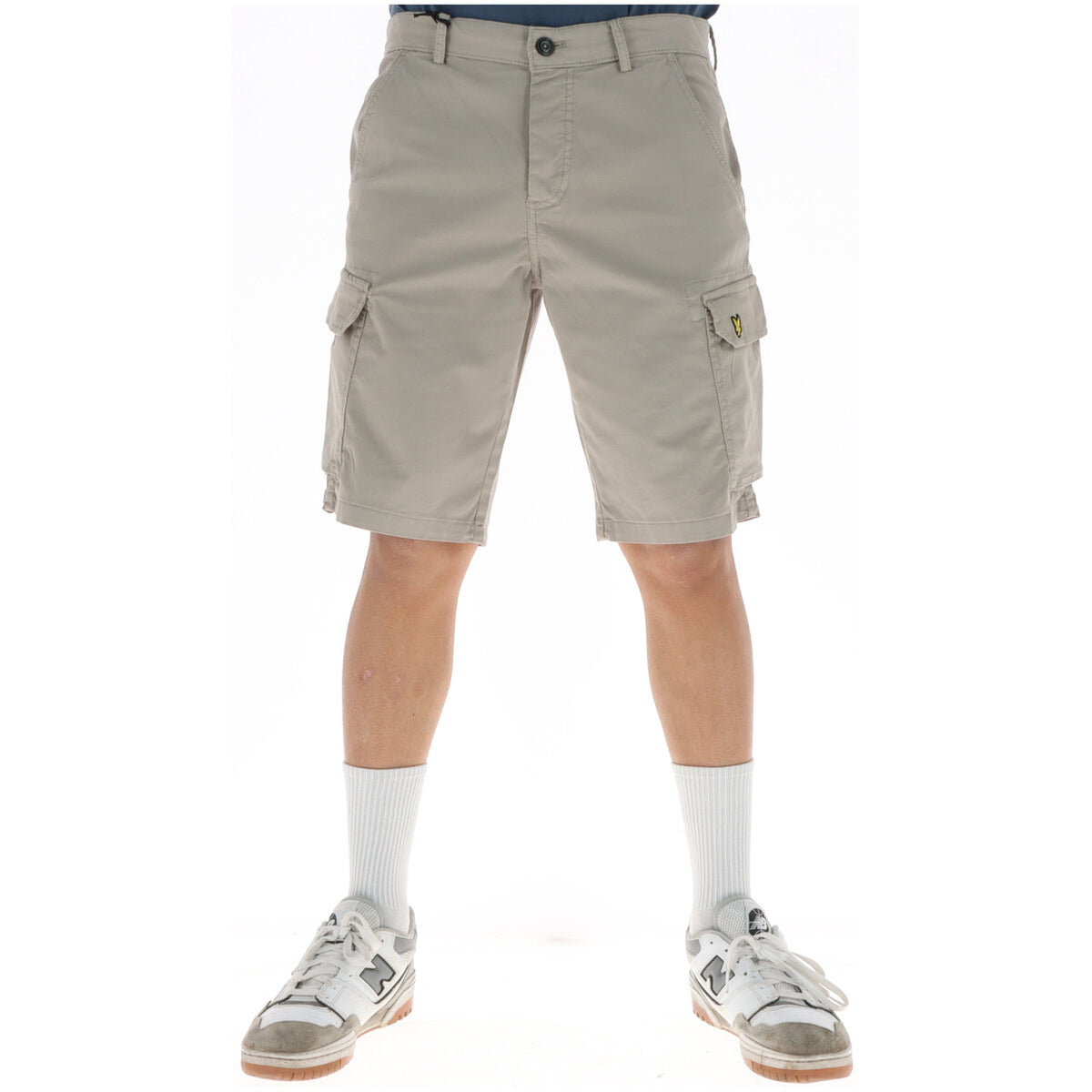 Image 4 : Bermuda cargo Lyle & Scott homme kaki porté avec baskets New Balance blanches et chaussettes hautes — Delvale