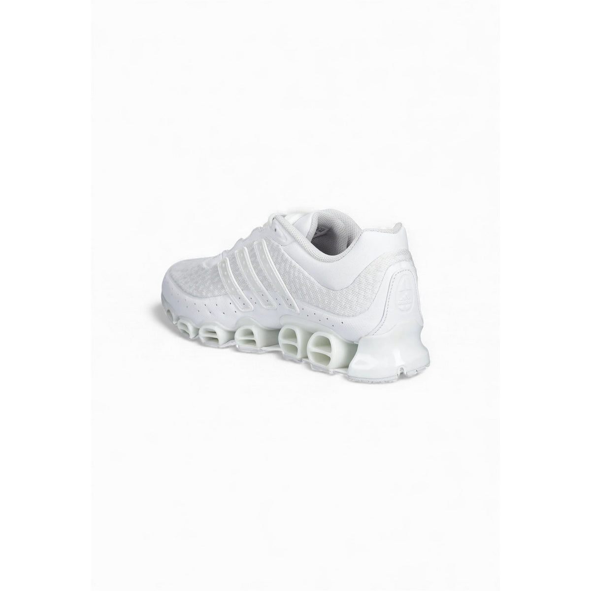 Image 2 : Basket Adidas Originals homme blanche, détail de la tige en mesh respirant avec trois bandes en relief ton sur ton et lacets plats blancs — Delvale