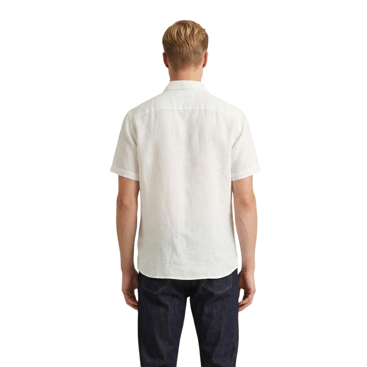 Image 5 : Look casual homme avec la chemise lin Gianni Lupo blanc et pantalon sombre, style italien épuré — Delvale