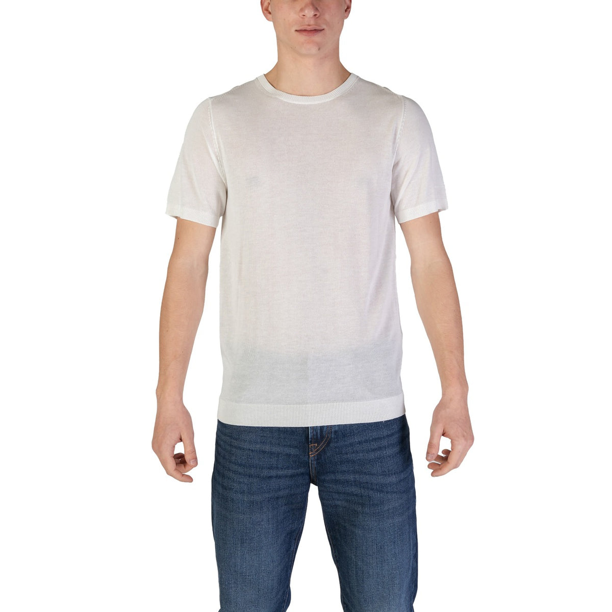 Image 1 : T-shirt maille tricot homme Fashion Brand col rond blanc ivoire, porté avec un jean brut, vue de face — Delvale