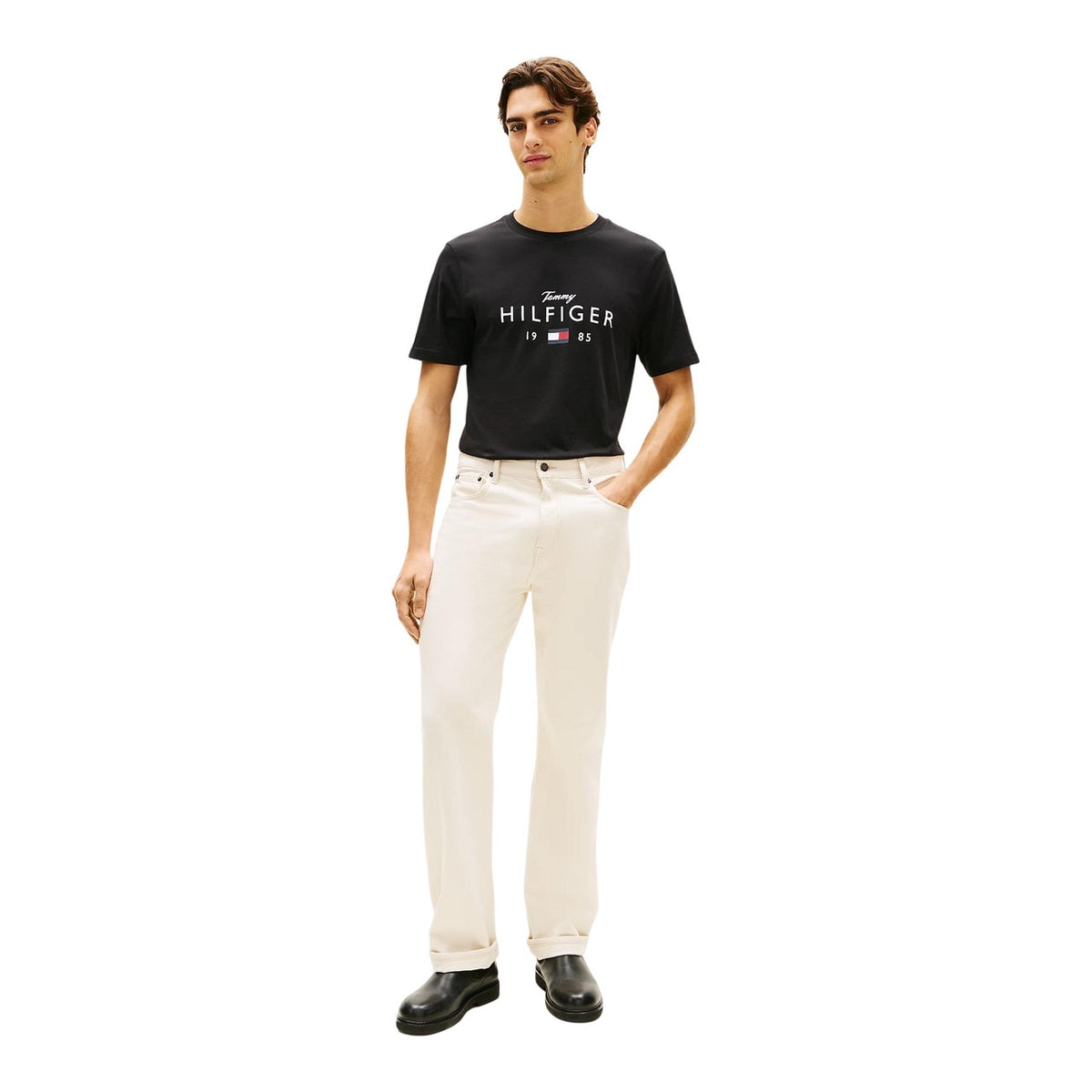 Image 4 : T-shirt homme Tommy Hilfiger Jeans noir porté avec un jean blanc, style casual moderne — Delvale