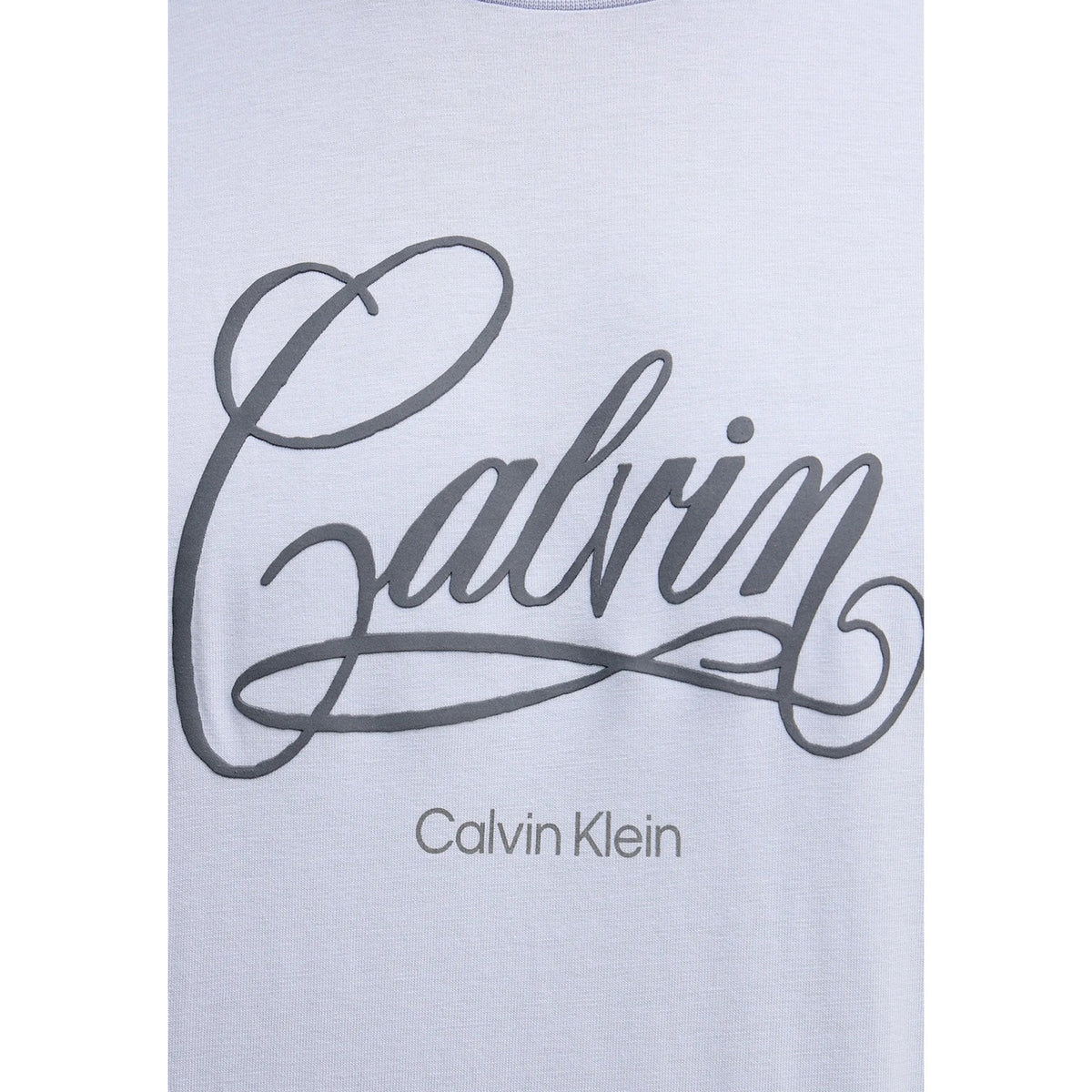 Image 4 : Mannequin portant le t-shirt Calvin Klein Jeans homme bleu lavande, style streetwear premium — Delvale