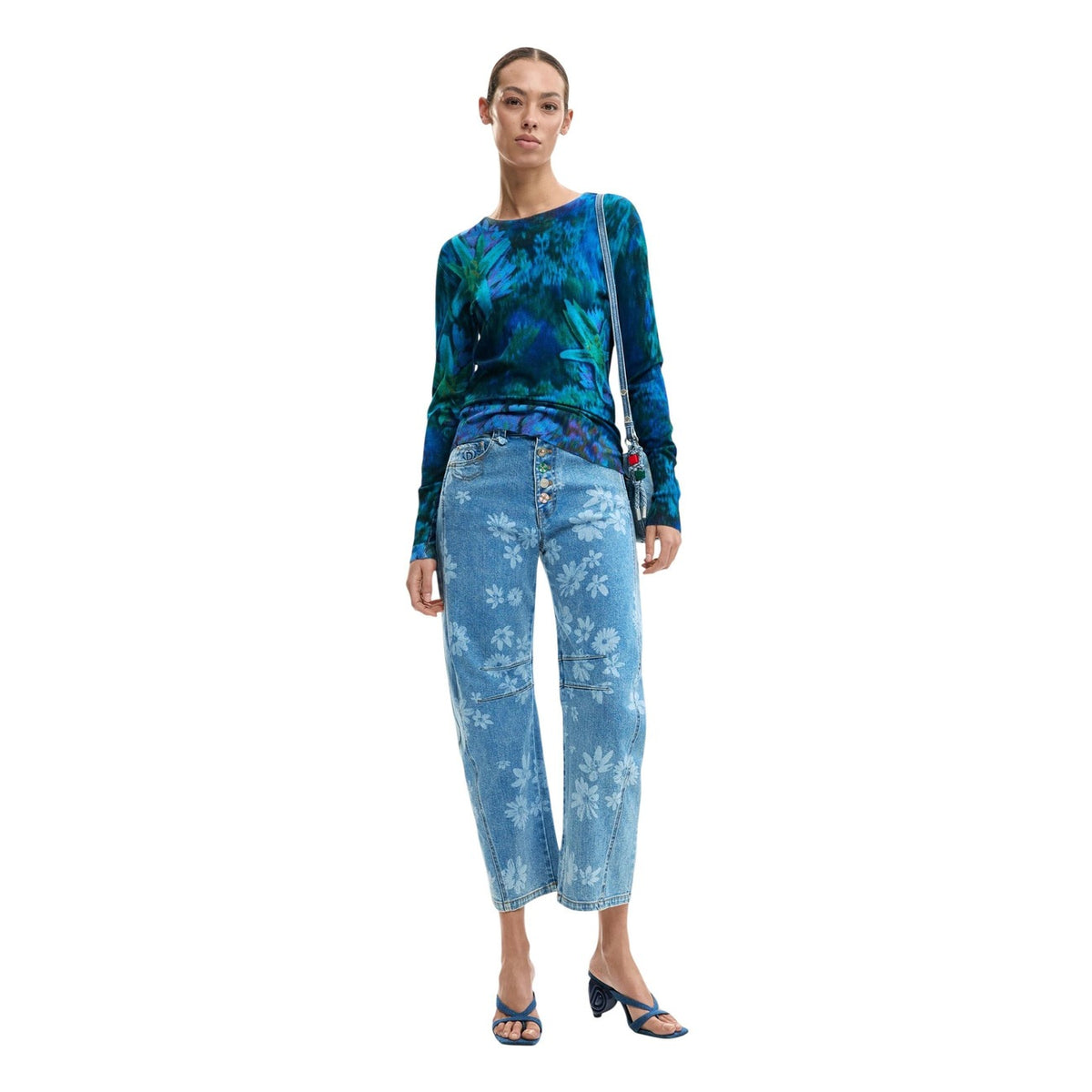 Image 2 : Détail des imprimés floraux du pull Desigual bleu, composition viscose polyamide — delvale