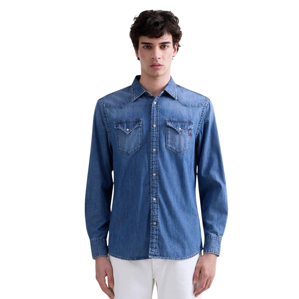 Image 1 : Homme portant une chemise en jean Replay style western bleu moyen, double poche poitrine et boutons-pression dorés, vue de face — Delvale
