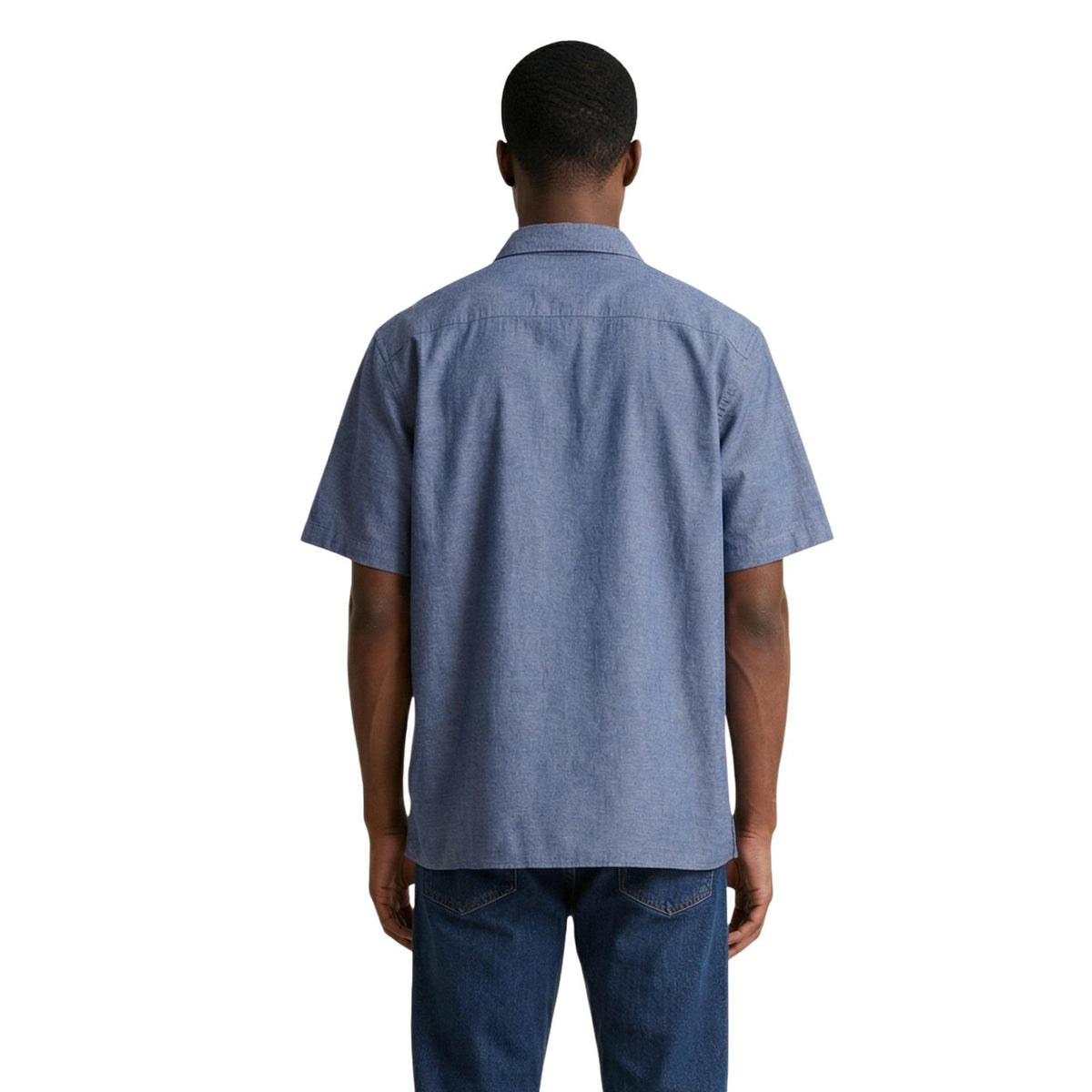 Image 4 : Coupe oversize décontractée de la chemise manches courtes Armani Exchange portée sur un jean bleu foncé — Delvale