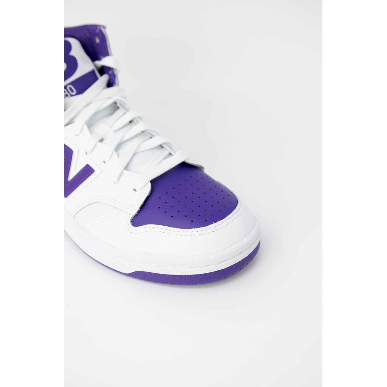 New Balance 480 High blanche et violette en cuir, détail de l’avant et des lacets
