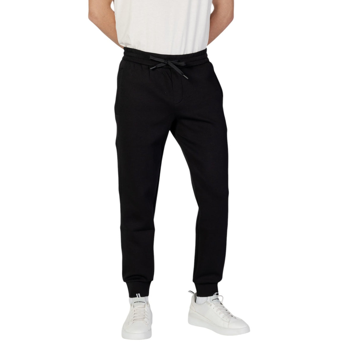 Armani Exchange jogging homme noir coupe jogger vue trois quarts avant — Delvale