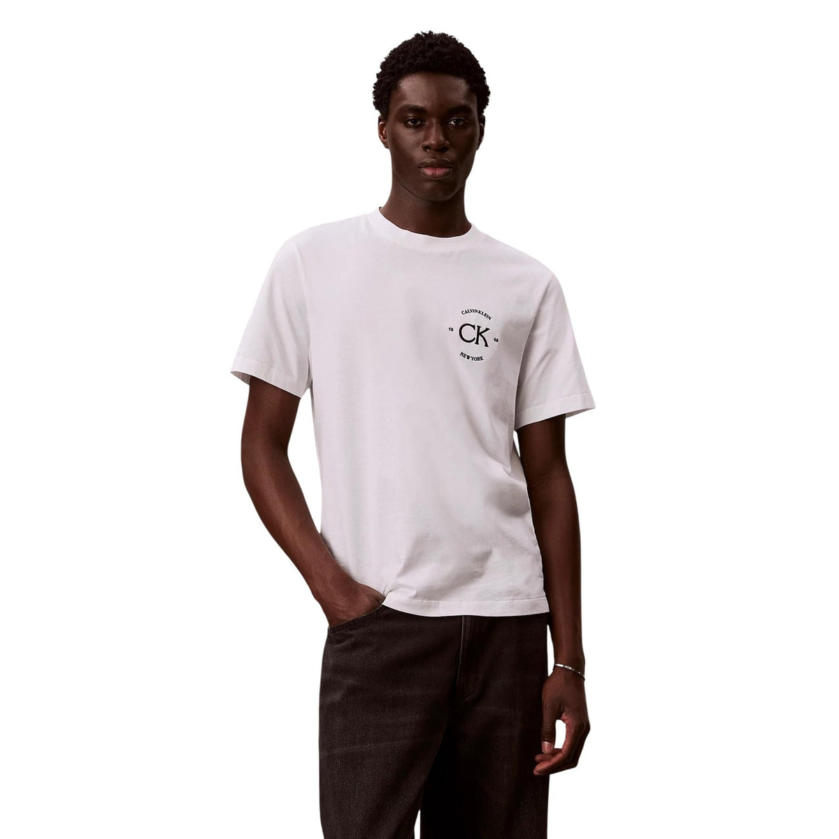 Image 1 : T-shirt Calvin Klein Jeans homme blanc avec impression, col rond et manches courtes — Delvale