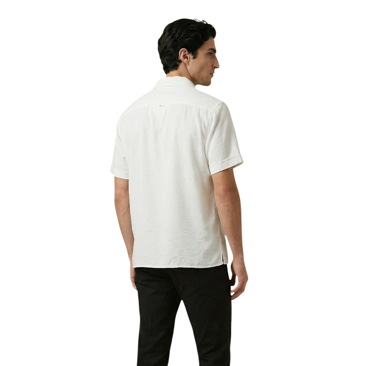 Image 4 : Vue de trois quarts de la chemise Antony Morato homme blanche à texture seersucker, col classique ouvert — Delvale