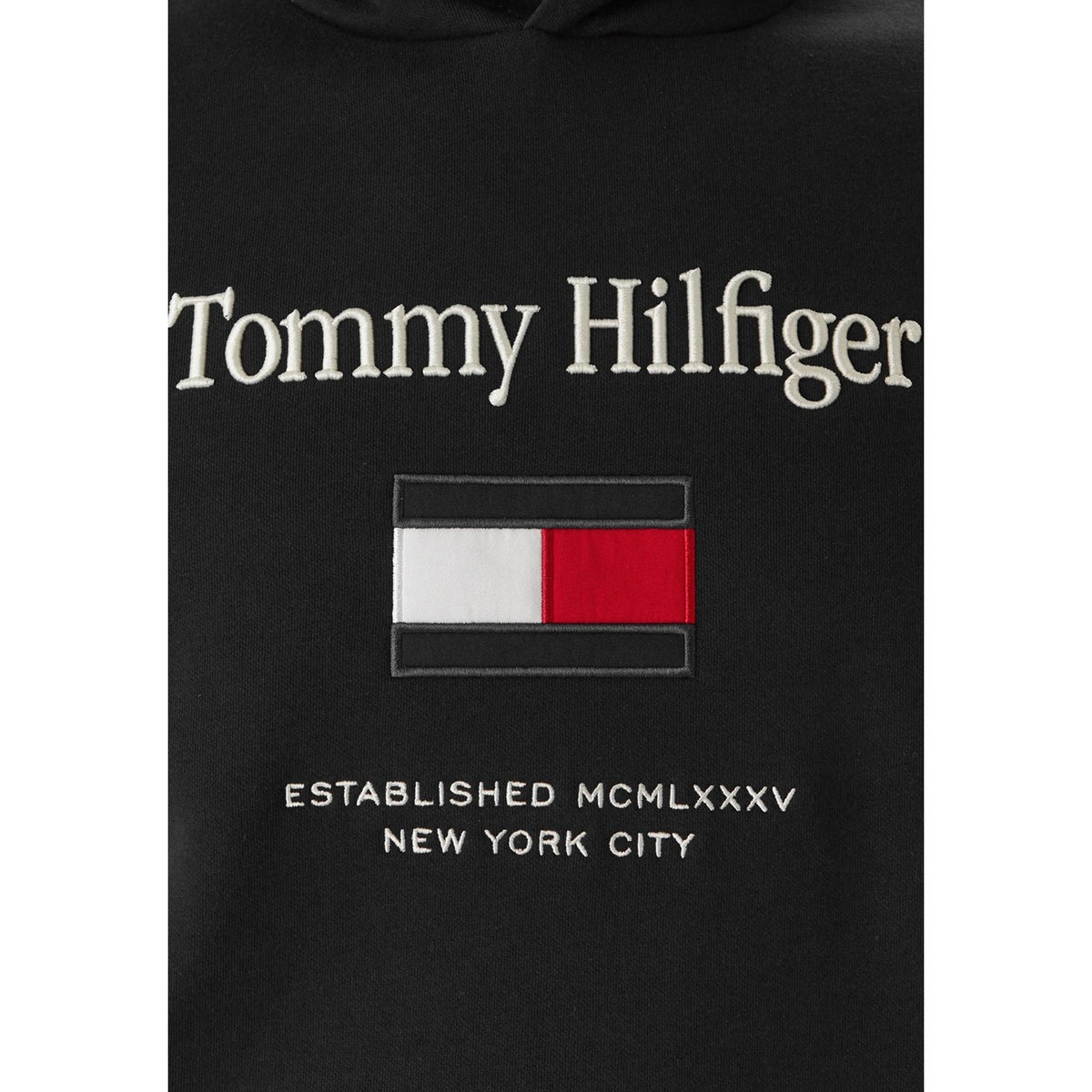 Image 5 : Sweatshirt Tommy Hilfiger homme noir – porté en tenue casual décontractée – Delvale