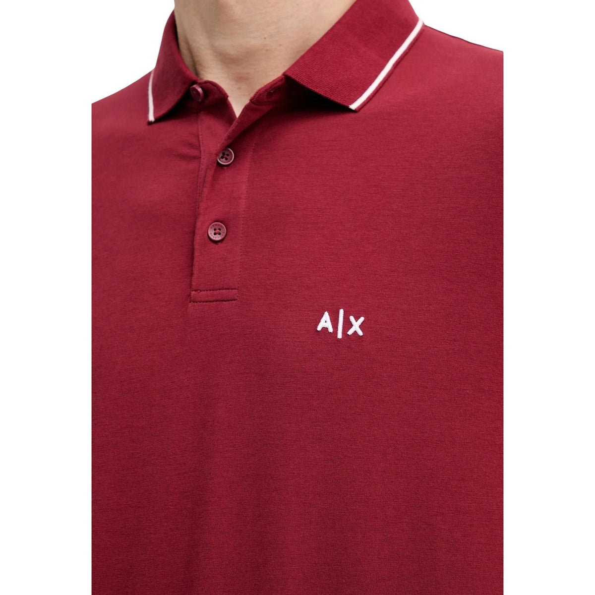 Polo Armani Exchange homme bordeaux — détail col trois boutons liseré blanc et logo AX brodé façade — Delvale