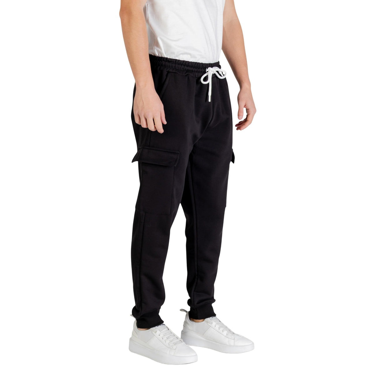 Image 3 : Pantalon Icon homme noir, vue de profil et coupe moderne — delvale
