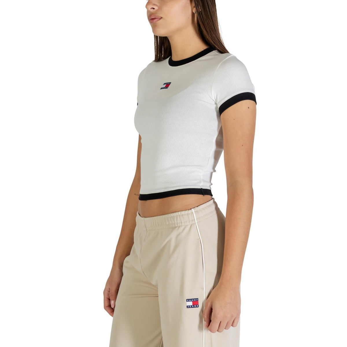 Image 3 : T-shirt blanc Tommy Hilfiger Jeans femme porté, style décontracté élégant — delvale
