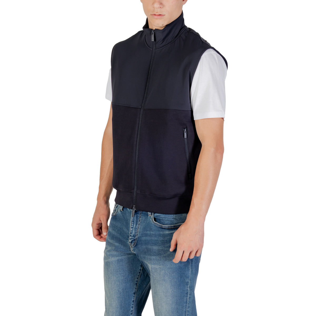 Image 4 : Détail des bords-côtes et de la fermeture éclair centrale du gilet sans manches Armani Exchange marine — Delvale