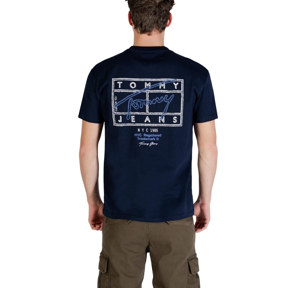 Image 2 : Détail du logo Tommy Hilfiger Jeans encadré brodé en bleu clair sur fond marine, t-shirt homme — Delvale
