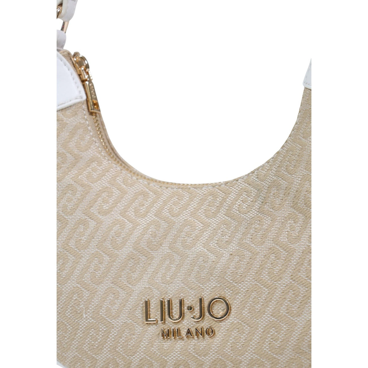 Image 5 : Gros plan sur le logo Liu Jo Milano doré apposé sur la toile monogramme beige du sac hobo — Delvale