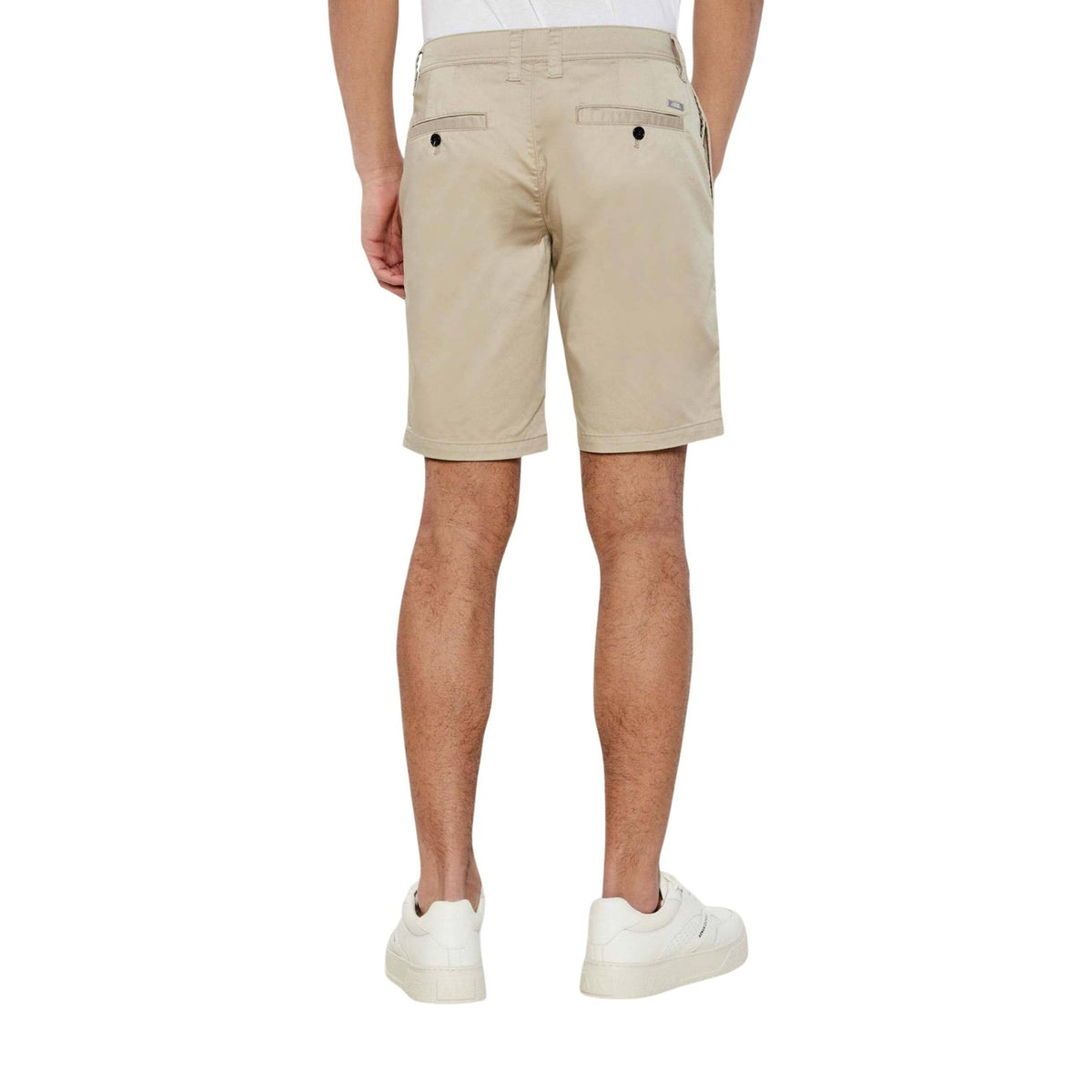 Image 3 : Zoom sur la poche cargo latérale et la coupe du bermuda Armani Exchange homme beige, mise en valeur du tissu et de la finition — Delvale