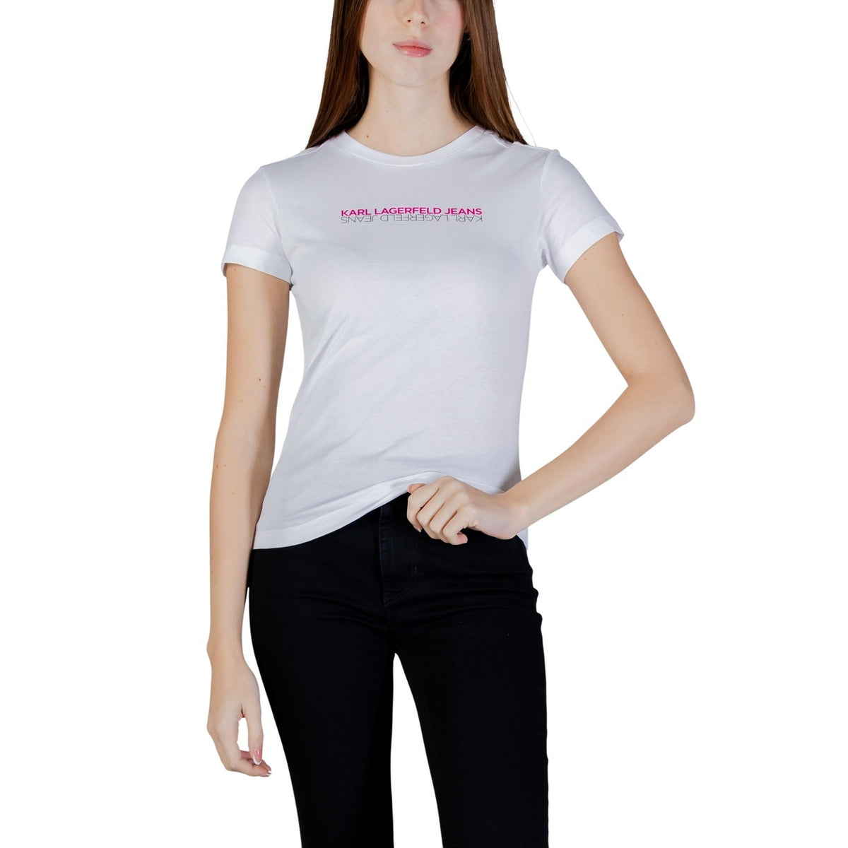 Image 4 : T-shirt Karl Lagerfeld Jeans femme noir porté, coupe ajustée col rond — delvale