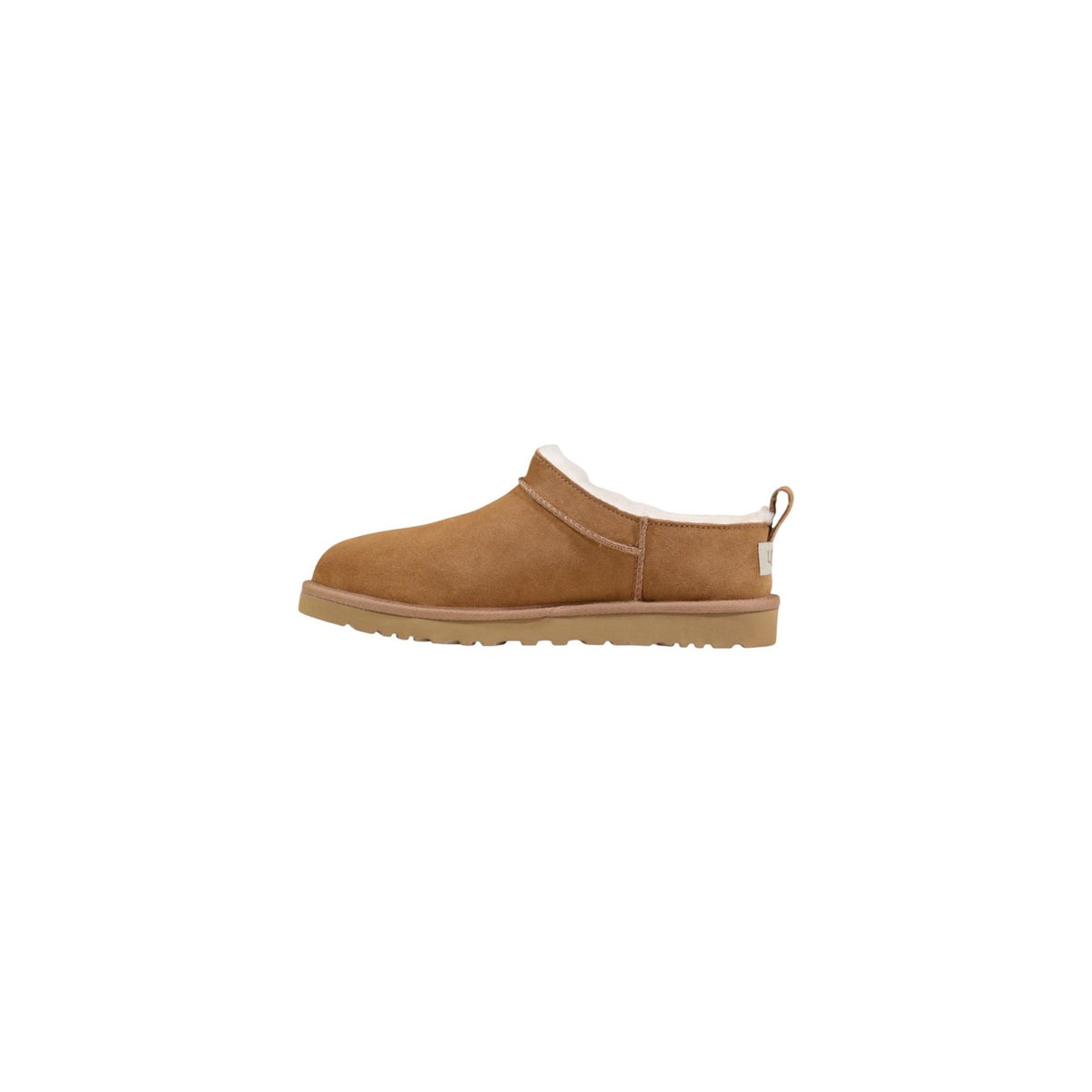 Image 3 : Chausson bas UGG homme, vue d'ensemble sur fond blanc, silhouette rasante et finitions premium — Delvale