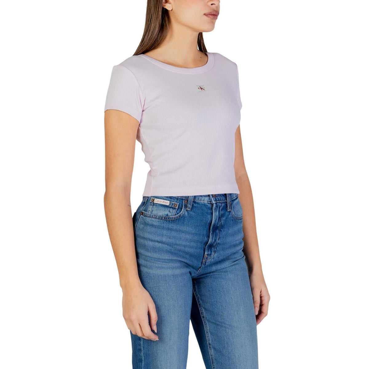 Image 5 : Gros plan sur la texture côtelée fine du t-shirt Calvin Klein Jeans femme lilas et finitions manches courtes — Delvale