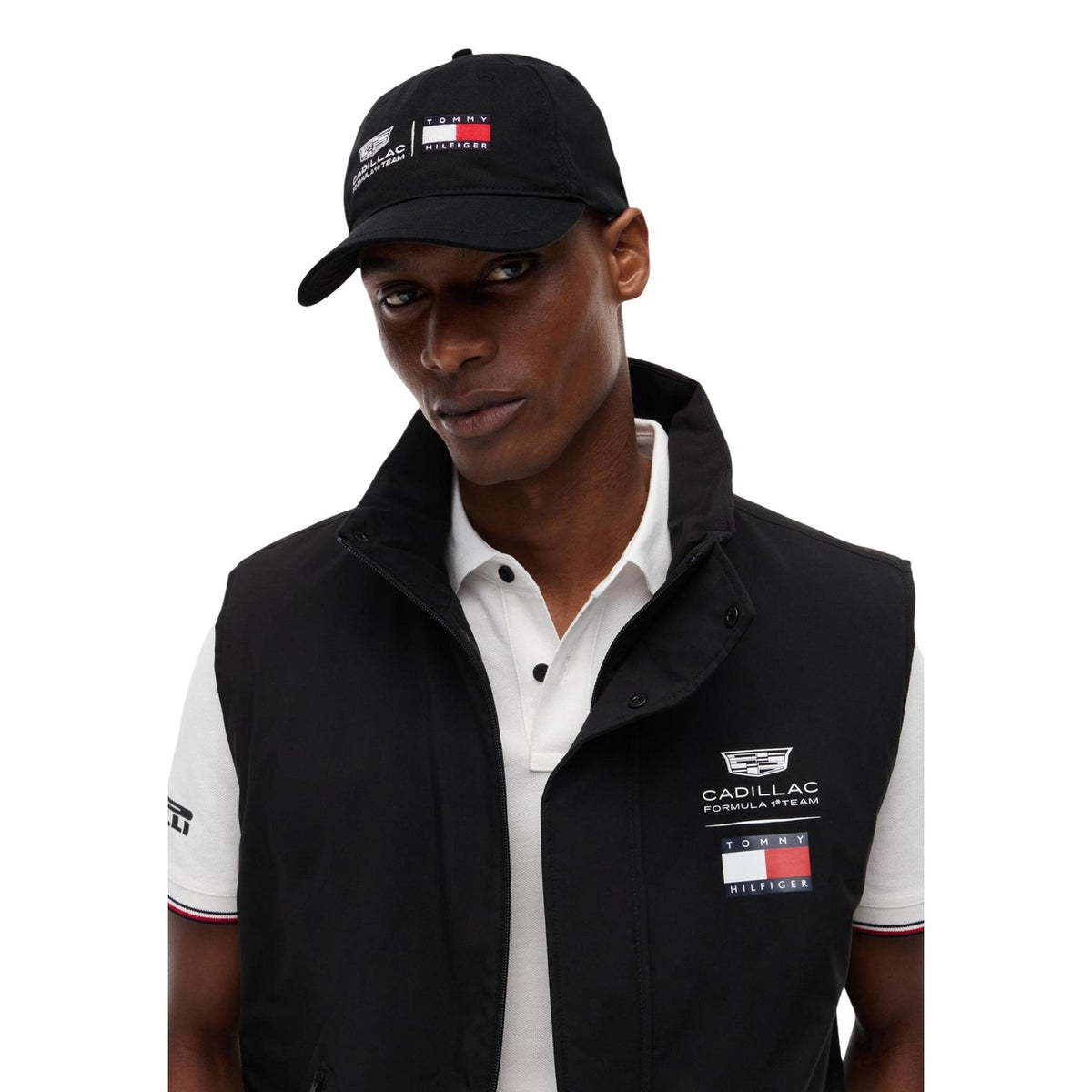 Image 2 : Casquette Tommy Hilfiger Cadillac F1 Team noire, détail du logo brodé Cadillac et flag Tommy Hilfiger, fond blanc — Delvale