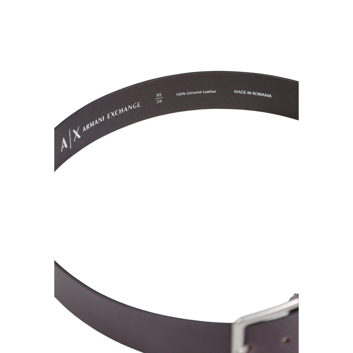 Image 4 : Gros plan sur la texture du cuir véritable marron de la ceinture Armani Exchange homme — Delvale