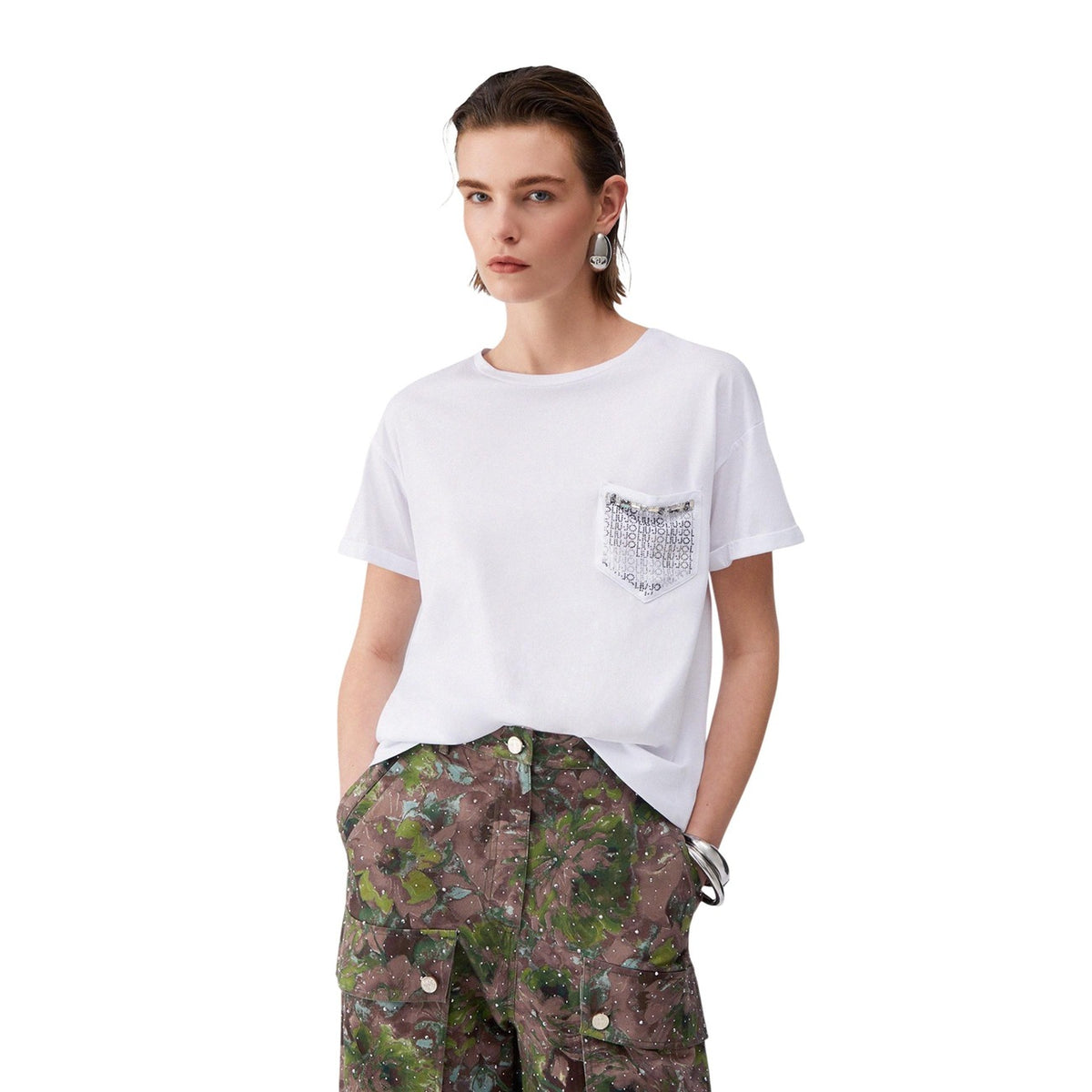 Image 5 : Détail du motif strass argenté en cascade sur la poche poitrine du t-shirt Liu Jo femme noir — Delvale