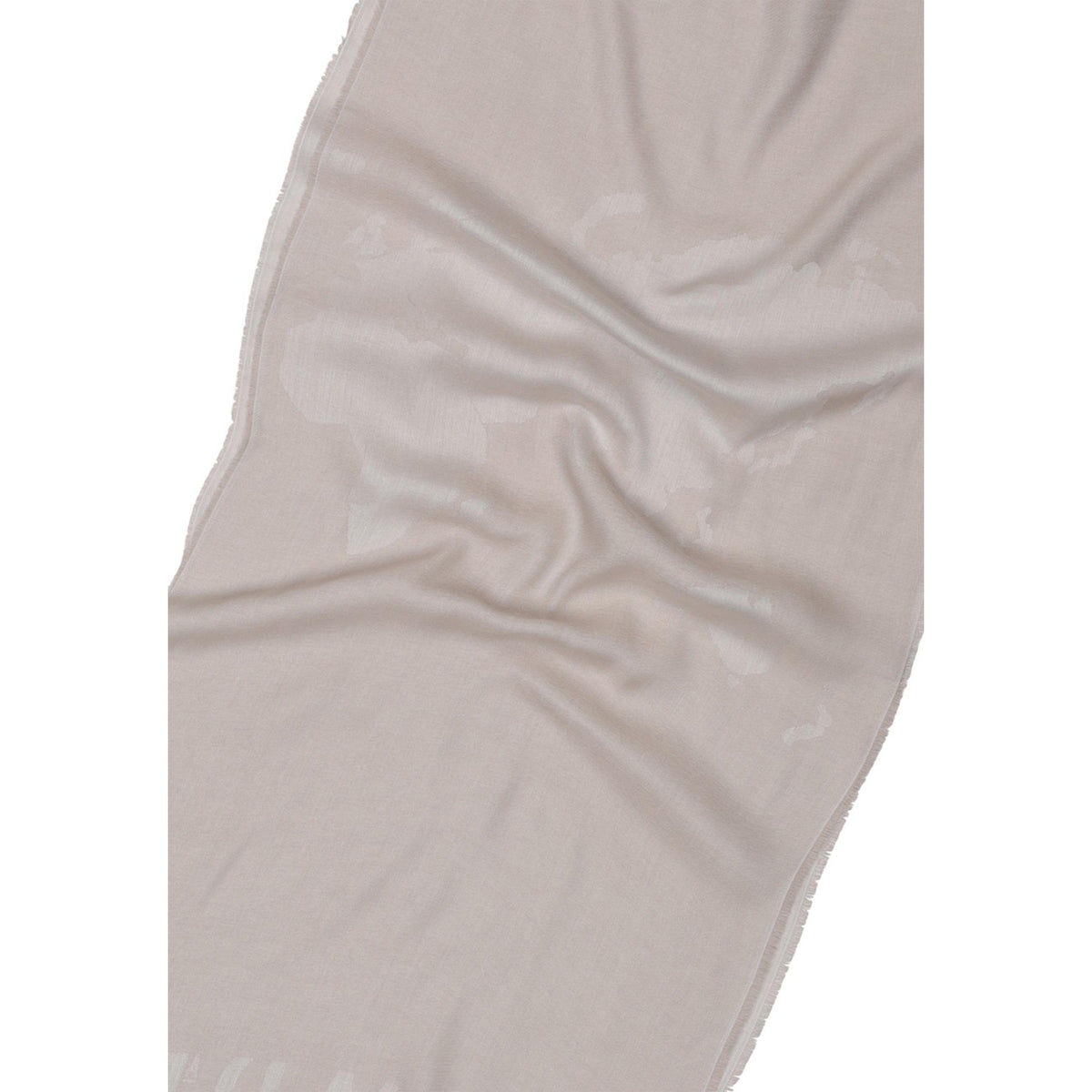 Image 2 : Détail du motif carte du monde en jacquard sur l'écharpe femme Alviero Martini Prima Classe beige, finitions franges élégantes aux extrémités — Delvale