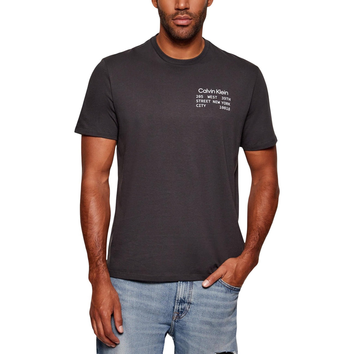 Image 4 : T-shirt Calvin Klein Jeans homme blanc porté, style décontracté manches longues — Delvale