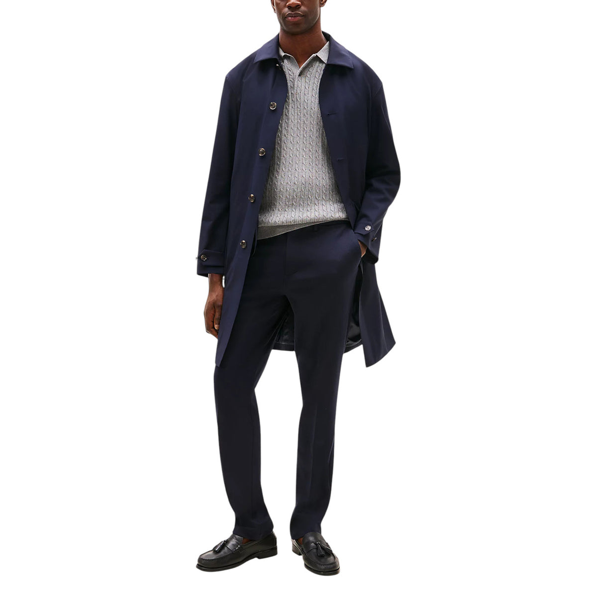 Image 3 : Détail de la coupe et de la matière du pantalon habillé Tommy Hilfiger homme bleu marine, tissu fluide légèrement stretch — Delvale
