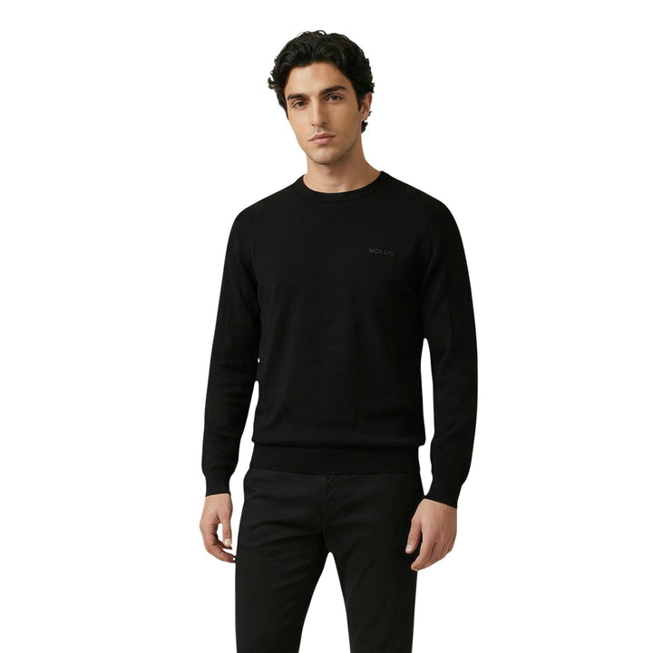 Image 1 : Homme portant un pull col rond noir Antony Morato en pur coton, coupe slim, logo discret sur la poitrine, fond blanc — 9yvwh4-xt
