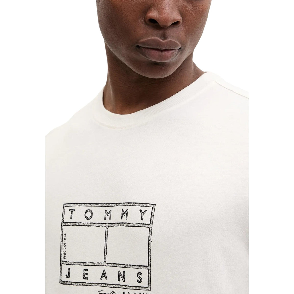 Image 2 : Vue de face du t-shirt Tommy Hilfiger Jeans homme à col rond et manches courtes, coloris écru avec badge drapeau sur la manche — Delvale