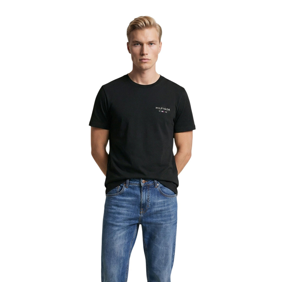 Image 7 : Silhouette complète homme en t-shirt rouge Tommy Hilfiger Jeans et pantalon noir — Delvale