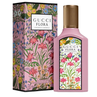 Image 1 : Flacon rose de l'eau de parfum Gucci Flora Gorgeous Gardenia 50 ml avec son coffret illustré à motifs floraux multicolores sur fond blanc — Delvale