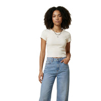 Image 5 : T-shirt Calvin Klein Jeans femme marron porté look casual décontracté — delvale