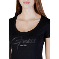 Image 2 : Détail de l'imprimé du t-shirt Guess noir pour femme, style décontracté moderne — delvale