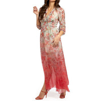 Image 2 : Détail de la robe Guess rouge floral avec encolure V élégante et manches sophistiquées — Delvale