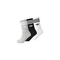 Image 1 : Lot de 3 paires de chaussettes Adidas Originals Crew Trefoil coloris gris chiné, noir et blanc avec logo Trefoil brodé, posées sur fond blanc — Delvale