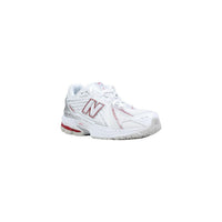 Image 2 : New Balance 1906R femme blanche et rouge, détail du logo N et empiècements argentés — delvale