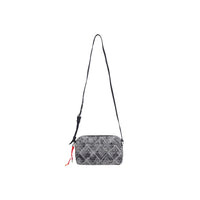 Image 2 : Détail construction patchwork denim gris sac Desigual avec coutures blanches et finitions effilochées — delvale