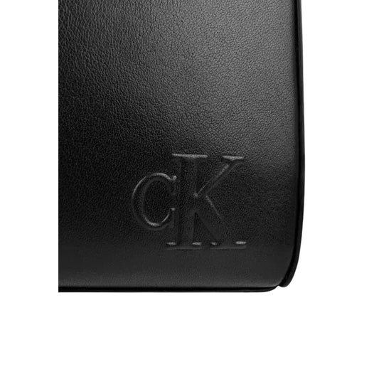 Image 2 : Détail monogramme CK gaufré sur pochette Calvin Klein homme cuir noir — Delvale