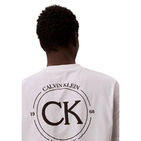 Image 2 : Détail impression Calvin Klein Jeans sur T-shirt blanc homme en coton — Delvale